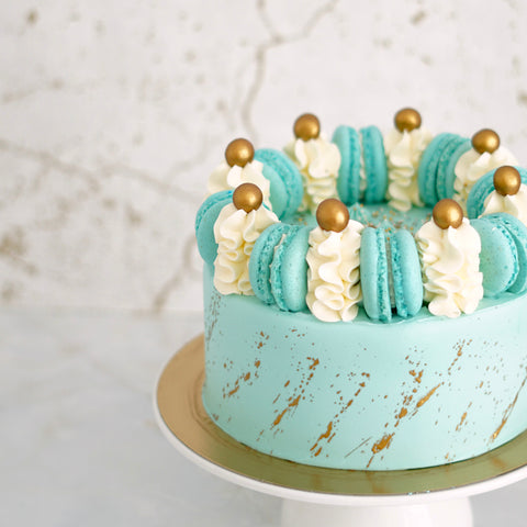 blue & gold taart met macarons, crème en gouden details