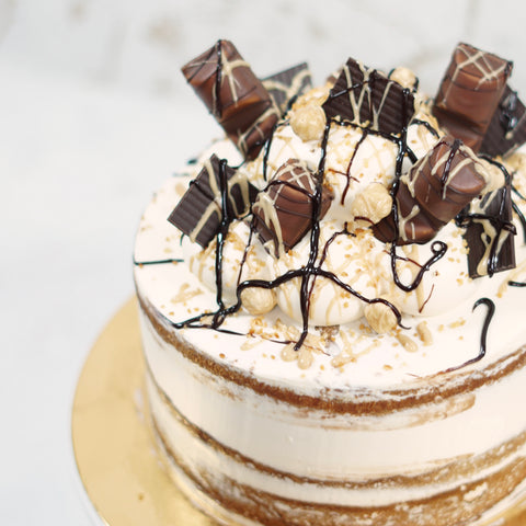 bueno chocolade hazelnoot taart met Kinder Bueno, hazelnoten en chocolade drizzle