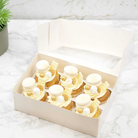 Versierde cupcakes met macarons en chocolade